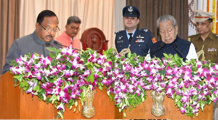 राज्यपाल हरिचंदन ने रामविचार नेताम को प्रोटेम स्पीकर की शपथ दिलायी राजभवन में सादगी पूर्ण तरीके से समारोह संपन्न