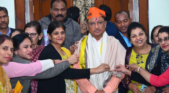 मुख्यमंत्री साय से सिंधु सेवा संस्कार सेवा समिति रायपुर की महिला विंग की सदस्यों ने की सौजन्य मुलाकात