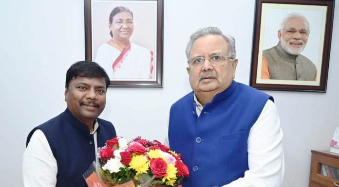 विधानसभा अध्यक्ष व पूर्व मुख्यमंत्री डॉ. रमन सिंह से वन मंत्री केदार कश्यप ने उनके रायपुर स्थित निवास में सौजन्य भेंट कर दी नववर्ष की बधाई