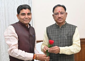 मुख्यमंत्री विष्णु देव साय से राजस्व मंत्री टंकराम वर्मा और नारायण चंदेल ने राज्य अतिथि गृह पहुना में सौजन्य भेंट कर दी नववर्ष की बधाई