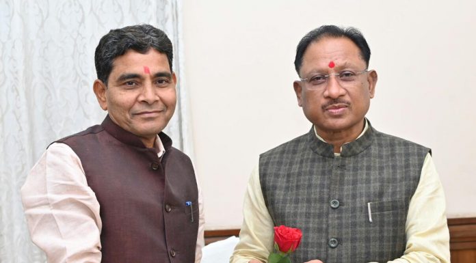 मुख्यमंत्री विष्णु देव साय से राजस्व मंत्री टंकराम वर्मा और नारायण चंदेल ने राज्य अतिथि गृह पहुना में सौजन्य भेंट कर दी नववर्ष की बधाई