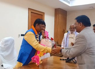 वन मंत्री केदार कश्यप ने माई दंतेश्वरी और ईष्टदेव की पूजा-अर्चना कर किया पदभार ग्रहण