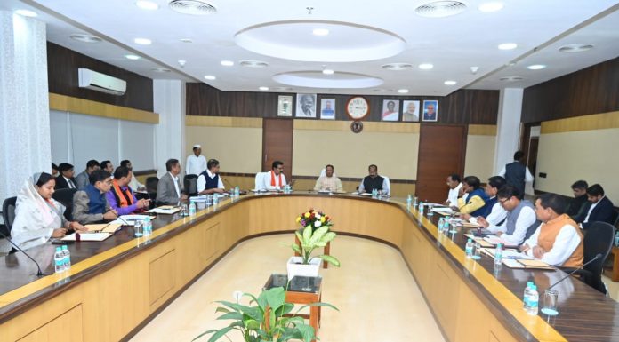 मुख्यमंत्री विष्णु देव साय की अध्यक्षता में आज यहां मंत्रालय महानदी भवन में मंत्रिपरिषद की बैठक आयोजित हुई।