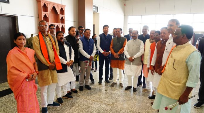 मुख्यमंत्री विष्णु देव साय का स्वागत किया जनप्रतिनिधियों एवं अधिकारियों ने