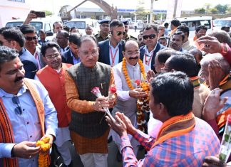मुख्यमंत्री के प्रथम बस्तर आगमन पर बस्तरवासियों ने चौक-चौराहों में पारम्परिक लोक नृत्यों और पुष्प वर्षा सहित शंखनाद से किया आत्मीय स्वागत