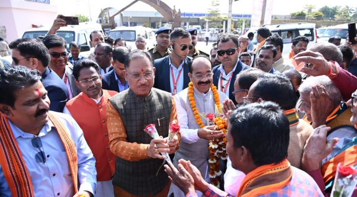 मुख्यमंत्री के प्रथम बस्तर आगमन पर बस्तरवासियों ने चौक-चौराहों में पारम्परिक लोक नृत्यों और पुष्प वर्षा सहित शंखनाद से किया आत्मीय स्वागत