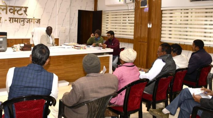 कलेक्टर एवं जिला निर्वाचन अधिकारी ने ली राजनैतिक दलों की बैठक