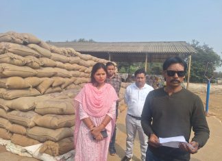 कलेक्टर चौहान ने धान खरीदी केन्द्र भटगांव का निरीक्षण किया