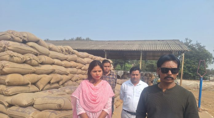 कलेक्टर चौहान ने धान खरीदी केन्द्र भटगांव का निरीक्षण किया