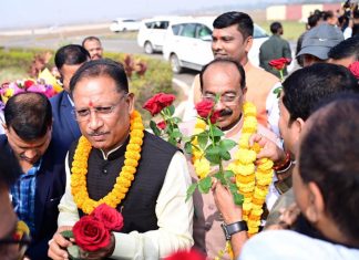 मुख्यमंत्री विष्णुदेव साय पहुंचे अंबिकापुर, जनप्रतिनिधियों एवं अधिकारियों ने किया स्वागत
