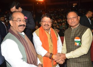 छत्तीसगढ़ के मुख्यमंत्री विष्णुदेव साय से नई दिल्ली के भारत मंडपम में मध्यप्रदेश के नगरीय विकास, आवास और संसदीय कार्यमंत्री कैलाश विजयवर्गीय ने मुलाकात कर शुभकामनाएं दी