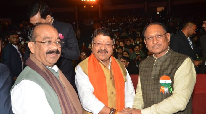 छत्तीसगढ़ के मुख्यमंत्री विष्णुदेव साय से नई दिल्ली के भारत मंडपम में मध्यप्रदेश के नगरीय विकास, आवास और संसदीय कार्यमंत्री कैलाश विजयवर्गीय ने मुलाकात कर शुभकामनाएं दी