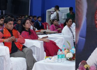 खेल एवं युवा कल्याण मंत्री टंक राम वर्मा ने युवाओं के साथ राजधानी रायपुर के कोटा स्थित विवेकानंद स्टेडियम में युवा दिवस पर प्रधानमंत्री नरेन्द्र मोदी के प्रेरणास्पद संबोधन को वर्चअली सुना