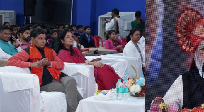 खेल एवं युवा कल्याण मंत्री टंक राम वर्मा ने युवाओं के साथ राजधानी रायपुर के कोटा स्थित विवेकानंद स्टेडियम में युवा दिवस पर प्रधानमंत्री नरेन्द्र मोदी के प्रेरणास्पद संबोधन को वर्चअली सुना