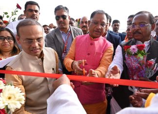 दुर्ग के खपरी में मुख्यमंत्री विष्णुदेव साय ने प्रदर्शनी का निरीक्षण किया