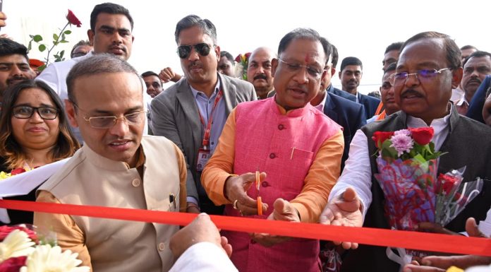 दुर्ग के खपरी में मुख्यमंत्री विष्णुदेव साय ने प्रदर्शनी का निरीक्षण किया