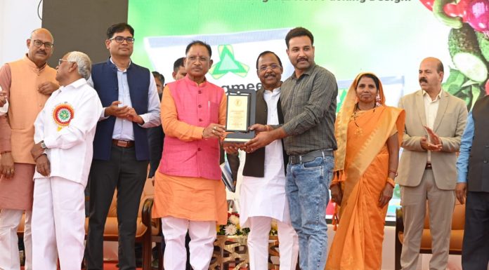 मुख्यमंत्री विष्णु देव साय ने इस अवसर पर कृषक प्रशिक्षकों एवं प्रदेश के उन्नत और प्रगतिशील किसानों को सम्मानित किया