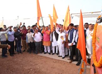 मुख्यमंत्री विष्णु देव साय ने छत्तीसगढ़ युवा प्रगतिशील किसान संघ द्वारा श्रीराम प्राण प्रतिष्ठा कार्यक्रम के लिए हरी सब्जी से भरे दो ट्रक को हरी झंडी दिखाकर श्री राम जन्मभूमि अयोध्या के लिए रवाना किया