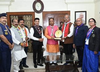 मुख्यमंत्री विष्णु देव साय को स्काउट्स एवं गाइड्स के सदस्यों ने संरक्षक बैज पहना कर अलंकृत किया