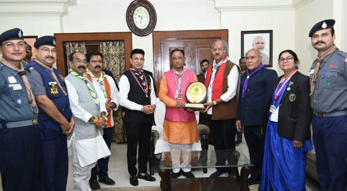 मुख्यमंत्री विष्णु देव साय को स्काउट्स एवं गाइड्स के सदस्यों ने संरक्षक बैज पहना कर अलंकृत किया