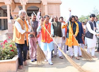 मुख्यमंत्री विष्णुदेव साय ने श्रीराम मंदिर परिसर में स्वच्छता अभियान के तहत झाड़़ू लगाकर की साफ-सफाई