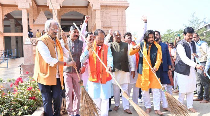 मुख्यमंत्री विष्णुदेव साय ने श्रीराम मंदिर परिसर में स्वच्छता अभियान के तहत झाड़़ू लगाकर की साफ-सफाई