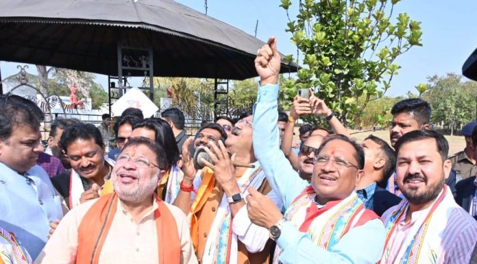 मुख्यमंत्री विष्णु देव साय ने पतंग उड़ाकर ‘पतंग उत्सव‘ का किया शुभारंभ