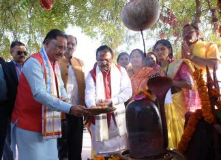 मुख्यमंत्री विष्णुदेव साय ने तातापानी स्थित तपेश्वर महादेव मंदिर में पूजा अर्चना कर प्रदेश की खुशहाली के लिए मांगा आशीर्वाद