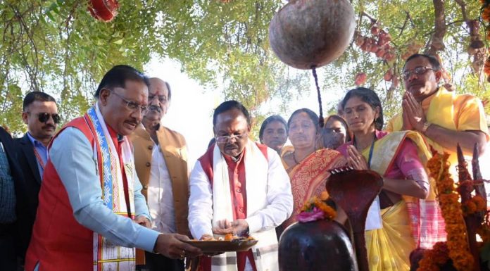 मुख्यमंत्री विष्णुदेव साय ने तातापानी स्थित तपेश्वर महादेव मंदिर में पूजा अर्चना कर प्रदेश की खुशहाली के लिए मांगा आशीर्वाद