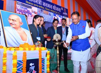 मुख्यमंत्री विष्णु देव साय ने राष्ट्रपिता महात्मा गांधी जी के तैल्यचित्र पर दीप प्रज्ज्वलित कर माल्यार्पण के साथ कार्यक्रम का शुभारंभ किया