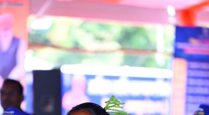 प्रधानमंत्री नरेंद्र मोदी ने विभिन्न योजनाओं के तहत लाभान्वित हितग्राही पहाड़ी कोरवा मनकुंवारी बाई से सीधा संवाद किया