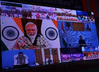 प्रधानमंत्री जनजाति आदिवासी न्याय महा अभियान योजना अंतर्गत आयोजित कार्यक्रम में जशपुर जिले के कुटमा ग्राम पंचायत के सलखाडांड की पहाड़ी कोरवा महिला से किया प्रधानमंत्री नरेन्द्र मोदी ने संवाद