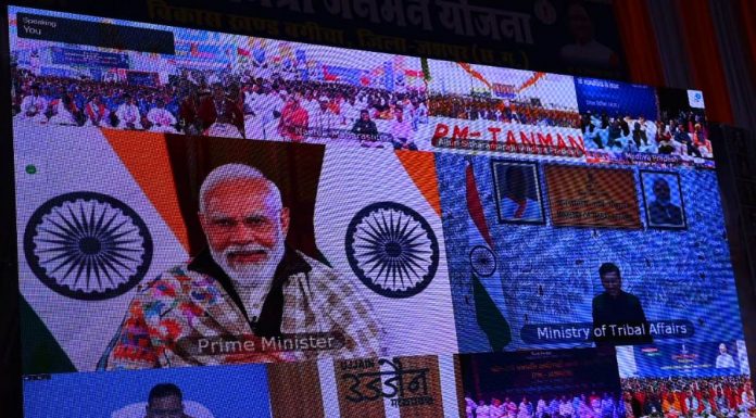 प्रधानमंत्री जनजाति आदिवासी न्याय महा अभियान योजना अंतर्गत आयोजित कार्यक्रम में जशपुर जिले के कुटमा ग्राम पंचायत के सलखाडांड की पहाड़ी कोरवा महिला से किया प्रधानमंत्री नरेन्द्र मोदी ने संवाद