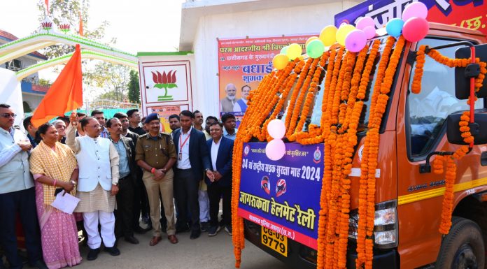 मुख्यमंत्री विष्णुदेव साय ने हेलमेट जागरूकता रैली और अंजोर रथ को बगिया निवास से किया रवाना