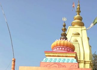 खाद्य मंत्री श्री बघेल ने मोहतारा गांव के राम मंदिर परिसर की साफ सफाई की