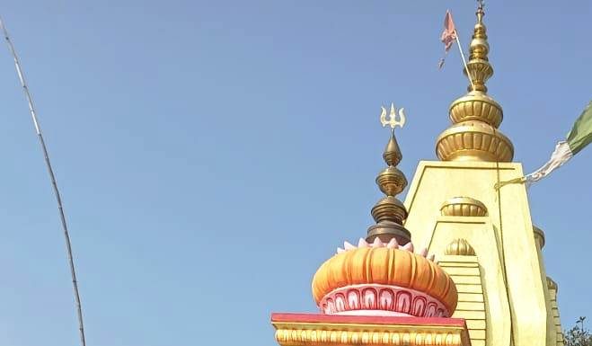 खाद्य मंत्री श्री बघेल ने मोहतारा गांव के राम मंदिर परिसर की साफ सफाई की