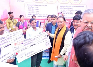 मुख्यमंत्री विष्णु देव साय ने विभिन्न योजनाओं के हितग्राहियों को सामग्री वितरण कर किया लाभान्वित