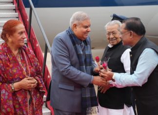 उप राष्ट्रपति जगदीप धनखड़ का राजधानी रायपुर के स्वामी विवेकानंद विमानतल पर राज्यपाल विश्वभूषण हरिचंदन और मुख्यमंत्री विष्णु देव साय ने पुष्प भेंट कर उनका आत्मीय स्वागत किया