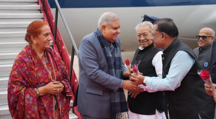 उप राष्ट्रपति जगदीप धनखड़ का राजधानी रायपुर के स्वामी विवेकानंद विमानतल पर राज्यपाल विश्वभूषण हरिचंदन और मुख्यमंत्री विष्णु देव साय ने पुष्प भेंट कर उनका आत्मीय स्वागत किया