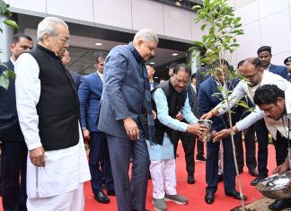 उप राष्ट्रपति जगदीप धनखड़, राज्यपाल विश्वभूषण हरिचंदन और मुख्यमंत्री विष्णु देव साय ने विश्वविद्यालय परिसर में मौल श्री का पौधा रोपण किया