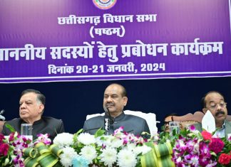 लोकसभा अध्यक्ष ओम बिरला ने आज यहां छत्तीसगढ़ विधानसभा में नवनिर्वाचित विधायकों के लिए आयोजित दो दिवसीय प्रबोधन कार्यक्रम का शुभारंभ किया