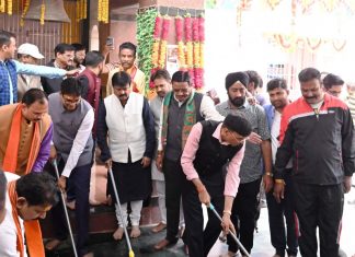 केन्द्रीय मंत्री डॉ. मनसुख मांडविया श्री महामाया मंदिर परिसर में स्वच्छता अभियान में हुए शामिल