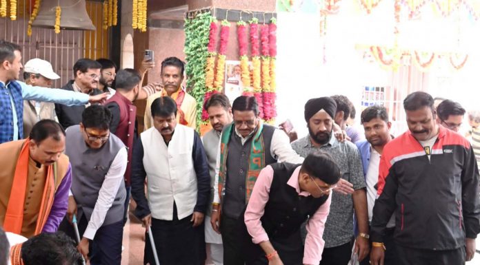 केन्द्रीय मंत्री डॉ. मनसुख मांडविया श्री महामाया मंदिर परिसर में स्वच्छता अभियान में हुए शामिल