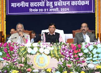 केंद्रीय स्वास्थ्य एवं परिवार कल्याण मंत्री भारत शासन डॉ. मनसुख मांडविया छत्तीसगढ़ विधानसभा में नवनिर्वाचित विधायकों के लिए आयोजित दो दिवसीय प्रबोधन कार्यक्रम में पहुंचे
