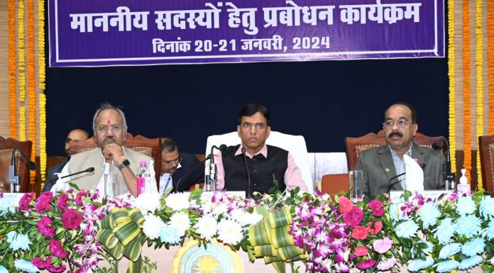 केंद्रीय स्वास्थ्य एवं परिवार कल्याण मंत्री भारत शासन डॉ. मनसुख मांडविया छत्तीसगढ़ विधानसभा में नवनिर्वाचित विधायकों के लिए आयोजित दो दिवसीय प्रबोधन कार्यक्रम में पहुंचे