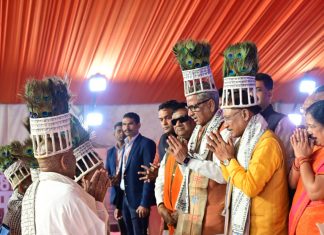 रामनाम को अपने अंग-अंग में हृदय में तथा चेतना में बसाने वाले रामनामी समुदाय के प्रतिनिधियों ने मुख्यमंत्री विष्णु देव साय को अपना परंपरागत मोर मुकुट पहनाकर अभिनंदन किया
