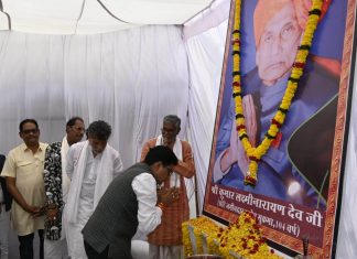 स्वास्थ्य और राजस्व मंत्री ने स्वर्गीय श्री कुमार लक्ष्मी नारायण देव को दी श्रद्धांजलि