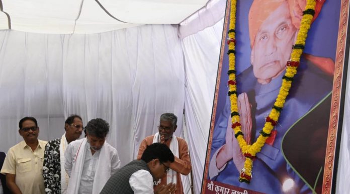 स्वास्थ्य और राजस्व मंत्री ने स्वर्गीय श्री कुमार लक्ष्मी नारायण देव को दी श्रद्धांजलि