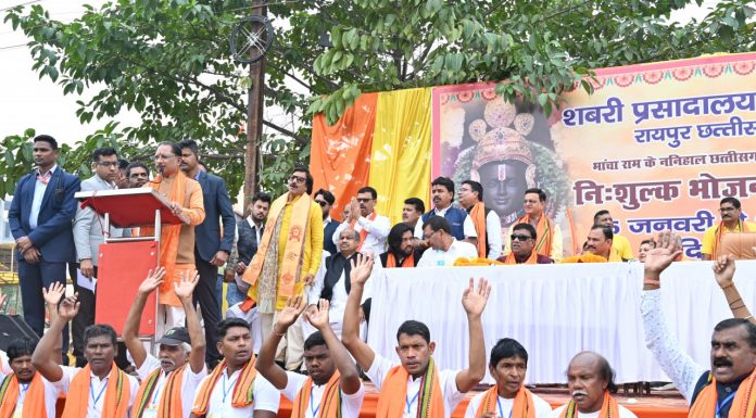 मुख्यमंत्री विष्णु देव साय ने कार्यक्रम को सम्बोधित करते हुए कहा कि आज भगवान श्री राम के मंदिर के प्रांगण में आने का सौभाग्य मिल रहा है मुख्यमंत्री के नाते झंडी दिखाने का