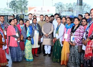उप मुख्यमंत्री अरुण साव ने विशेष अतिथि के रूप में नई दिल्ली में गणतंत्र दिवस परेड देखने जा रहीं स्वच्छता दीदियों को झंडी दिखाकर किया रवाना